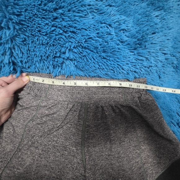 Lululemon Hotty Hot Short II 4" Size 6Tall - Picture 9 of 10